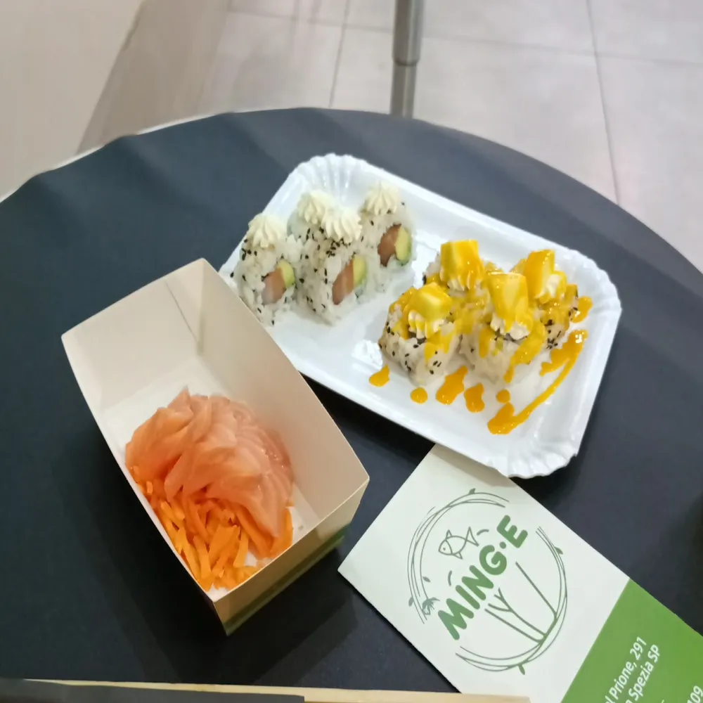 Uramaki e gunkan al mango sul tavolo di Ming·E